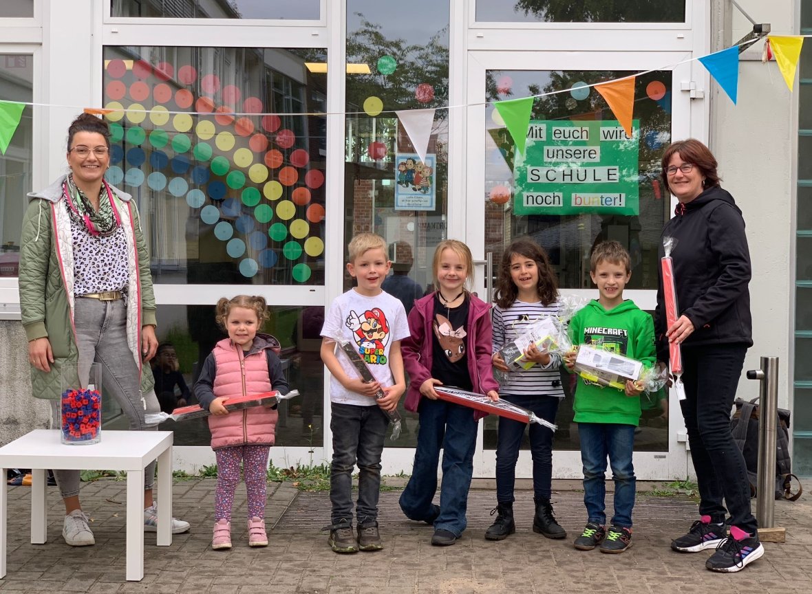 Winners of the estimation campaign with Mrs. Borninkhof