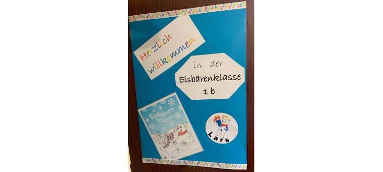 Un cartel azul que dice "Bienvenidos a la Clase Oso Polar".