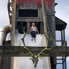 Chicas en el tobogán gigante