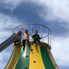 Niños en el volcán hinchable