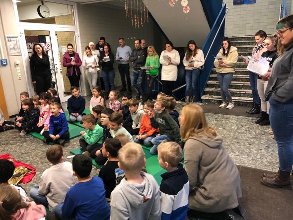 La comunidad escolar canta villancicos de Adviento - Link öffnet seitenüberlagerndes Dialog-Fenster