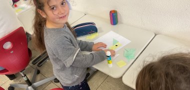Una niña muestra su foto