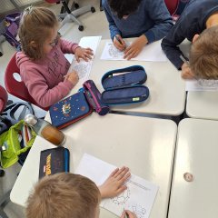 Los niños trabajan en el cuaderno de fútbol - Link öffnet seitenüberlagerndes Dialog-Fenster
