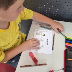 Los niños trabajan en el cuaderno de fútbol - Link öffnet seitenüberlagerndes Dialog-Fenster