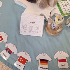 Mascota de la clase con folleto de fútbol - Link öffnet seitenüberlagerndes Dialog-Fenster
