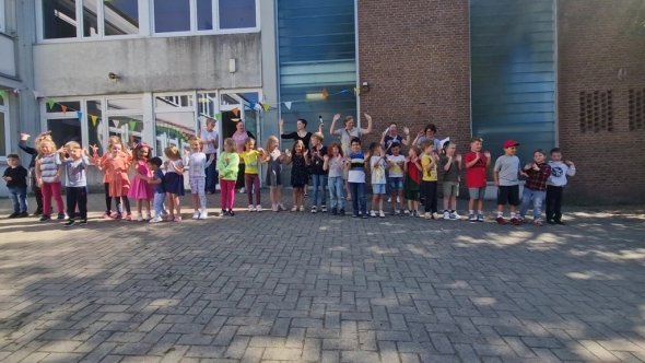 Los niños bailan la canción del cuerpo - Link öffnet seitenüberlagerndes Dialog-Fenster
