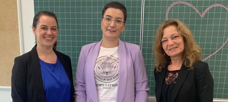 La Sra. Foerster y la Sra. Harbig felicitan a la Sra. Bronikhoff