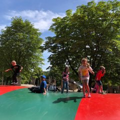 Les enfants sur le coussin gonflable