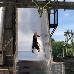 Garçon sur le toboggan géant