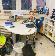 Enfant assis au bureau du professeur