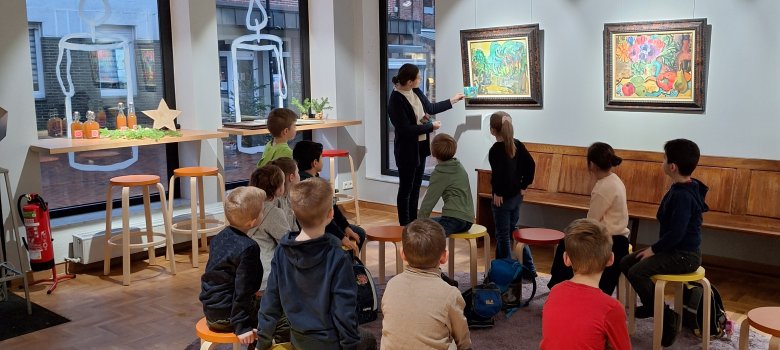Une femme explique l'aquarelle aux enfants