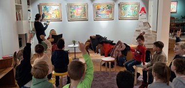 Une femme explique l'aquarelle aux enfants