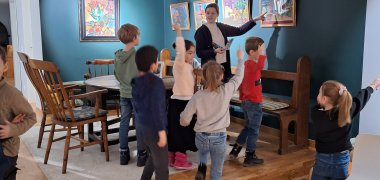 Une femme explique l'aquarelle aux enfants