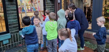 Les enfants regardent les vitrines de la galerie