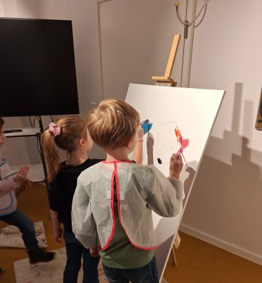 Les enfants peignent une toile