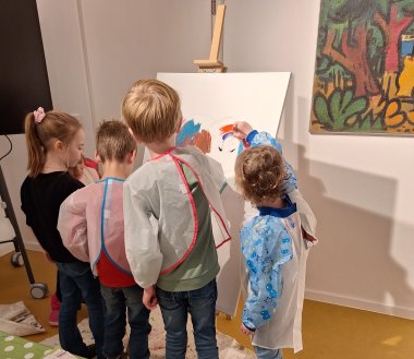 Les enfants peignent une toile