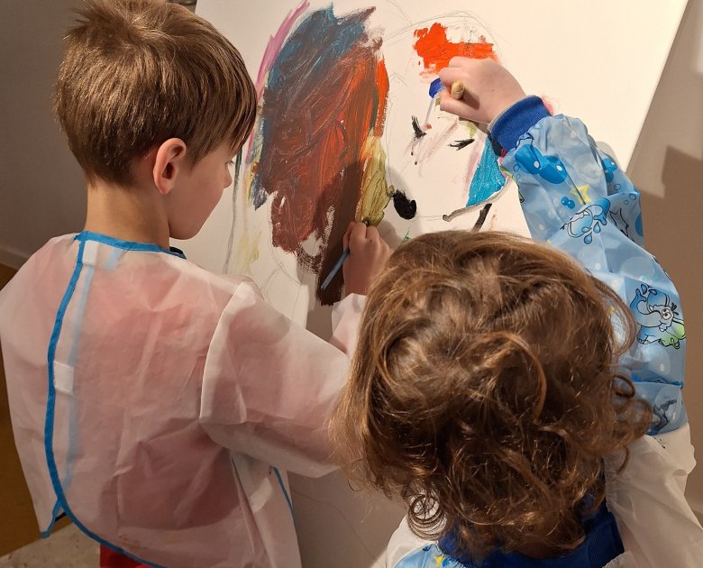 Les enfants peignent sur toile