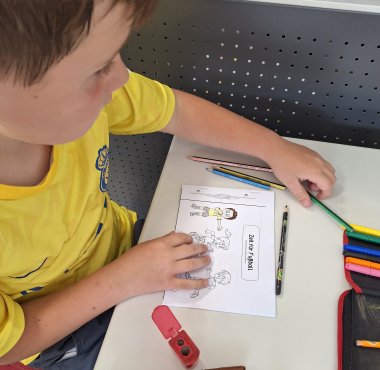 Les enfants travaillent sur le cahier de football
