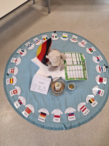 Mascotte de classe avec matériel de football