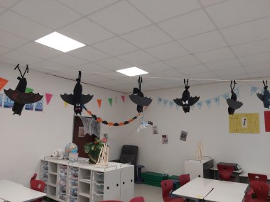 Des chauves-souris bricolées suspendues à une corde dans la salle de classe