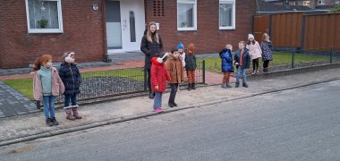 Les enfants traversent la rue