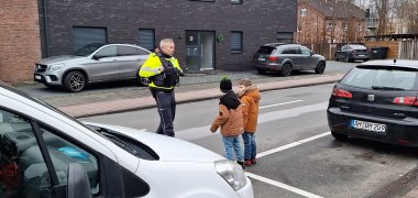2 enfants traversent la rue