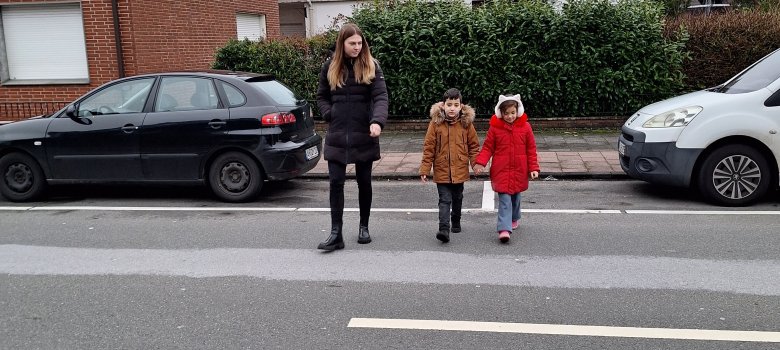 Les enfants s'entraînent à traverser la rue
