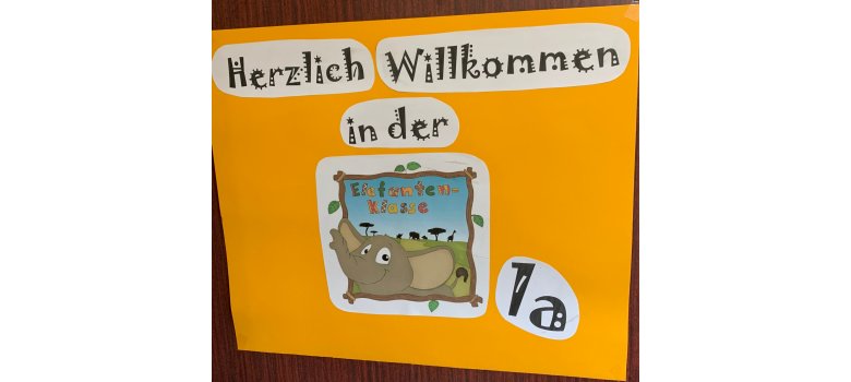 Tanda kuning dengan tulisan "Selamat datang di kelas gajah".