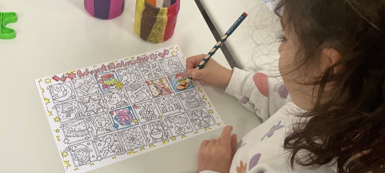 Il bambino dipinge il quadro dell'Avvento