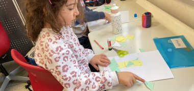 Una ragazza armeggia con le forme geometriche