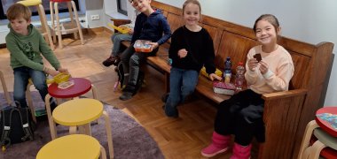 I bambini fanno una pausa per la colazione nella galleria