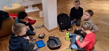I bambini fanno una pausa per la colazione nella galleria
