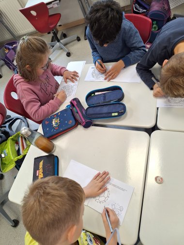 I bambini lavorano sul libretto di calcio