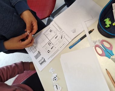 I bambini lavorano sul libretto di calcio