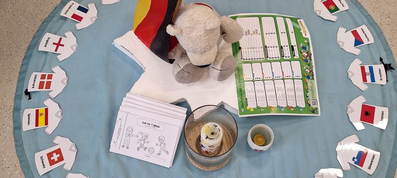 Mascotte di classe con attrezzatura da calcio
