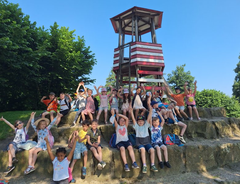 Foto di classe nel parco giochi dei pirati