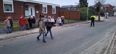 2 bambini che attraversano la strada