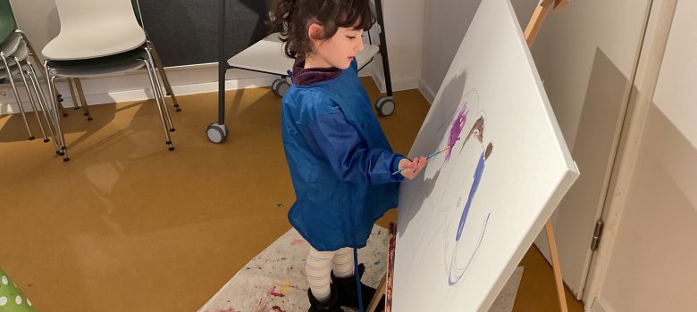 キャンバスに絵を描く少女