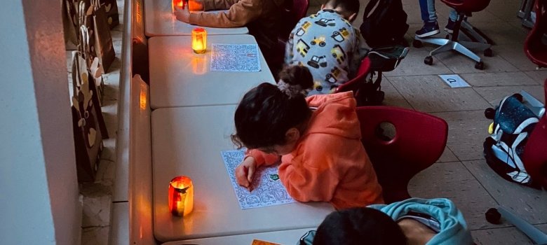 Kinderen schilderen adventstekeningen
