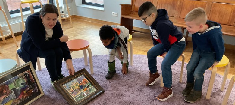 Kinderen kijken naar een foto