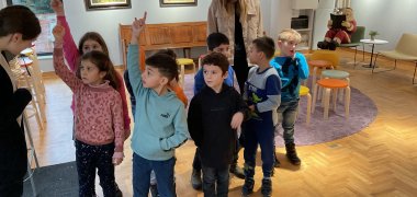 Kinderen kijken naar een foto