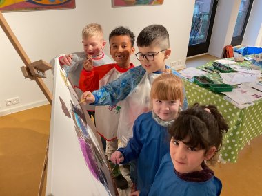 Kinderen beschilderen een doek