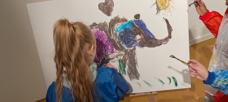 Kinderen beschilderen een doek