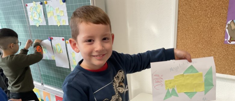 Een jongen toont zijn foto