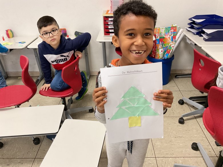 Een jongen toont zijn foto