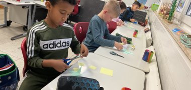 Een jongen knutselt met geometrische vormen