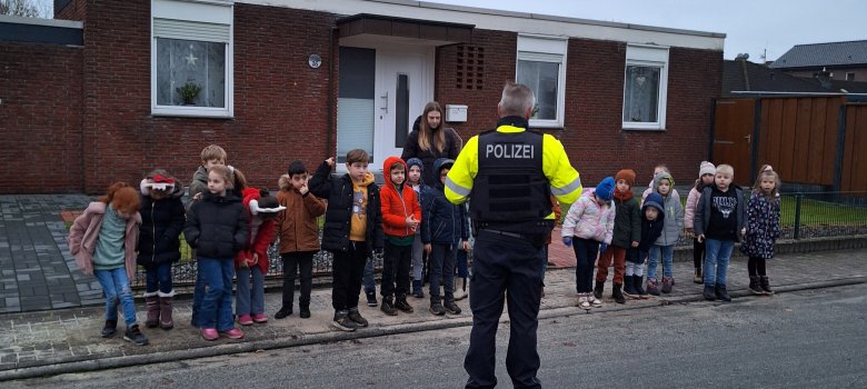 Politieagent legt de juiste manier uit om over te steken