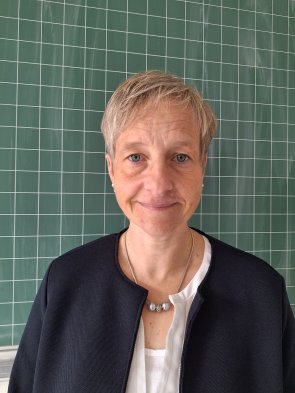 Edda Overkamp Fotografie cu secretara școlii, femeie blondă cu o tunsoare scurtă