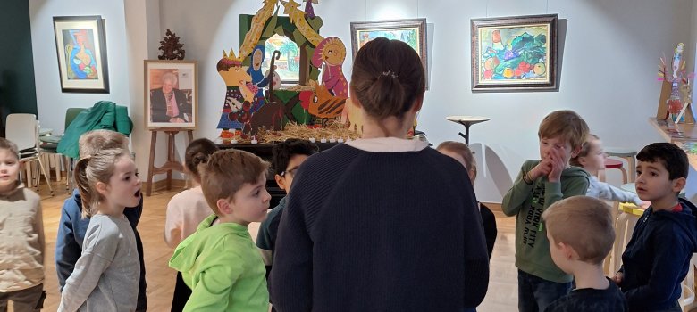 Ženska otrokom razlaga slikanje z akvareli